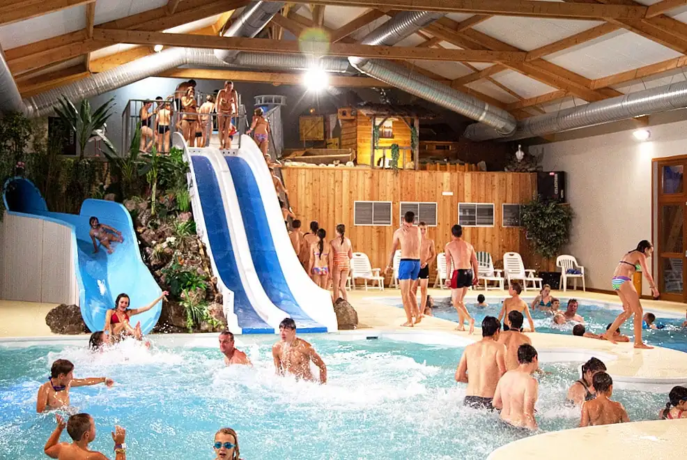 Toboggans au camping fort mahon avec piscine