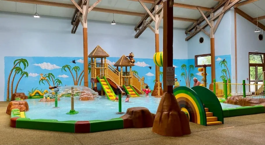 jeux aquatique pour enfants à la piscine du camping dans la somme