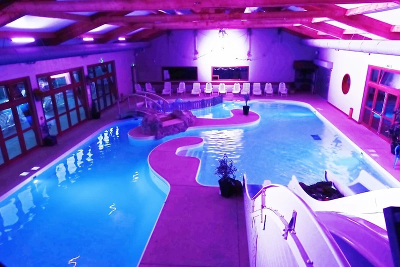 la piscine du camping le champ neuf en baie de somme en nocturne