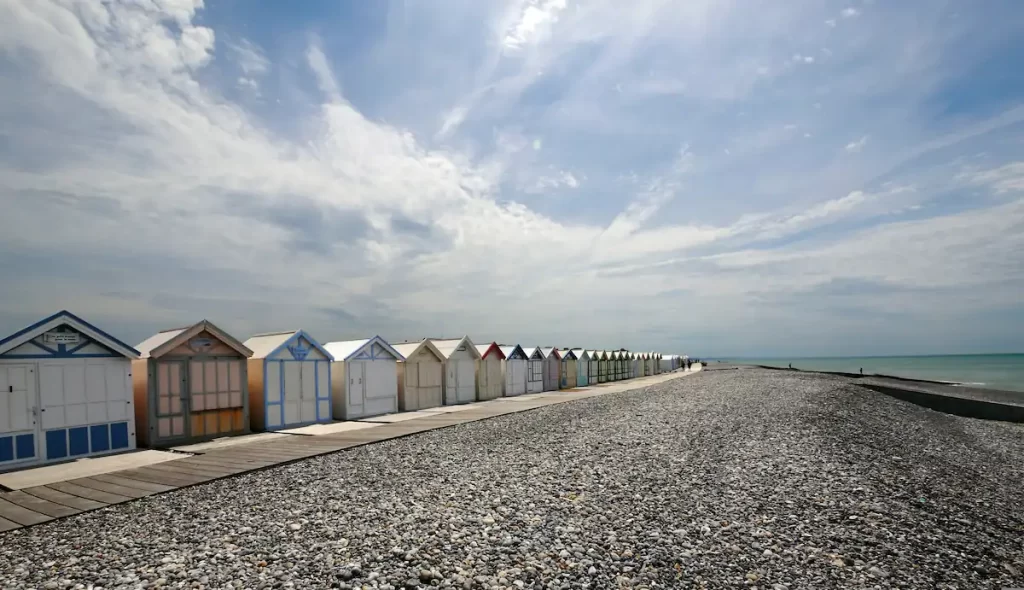 Les Cabines de plage et la plage de galets de Cayeux sur mer